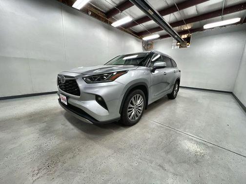 Celestial Silver Metallic 2022 Toyota Highlander Platinum