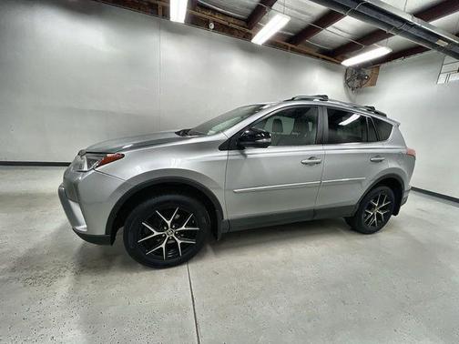 Silver Sky Metallic 2018 Toyota RAV4 SE