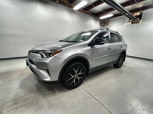 Silver Sky Metallic 2018 Toyota RAV4 SE