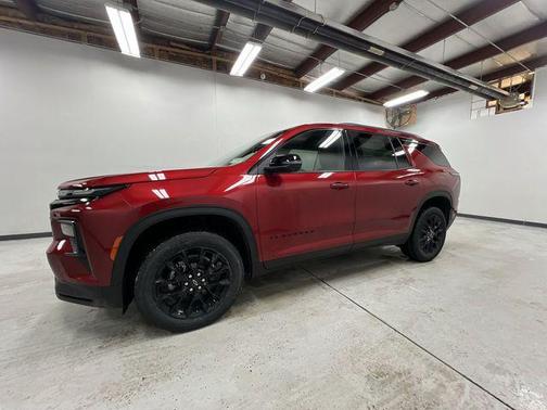 Radiant Red Tintcoat 2026 Chevrolet Traverse LT