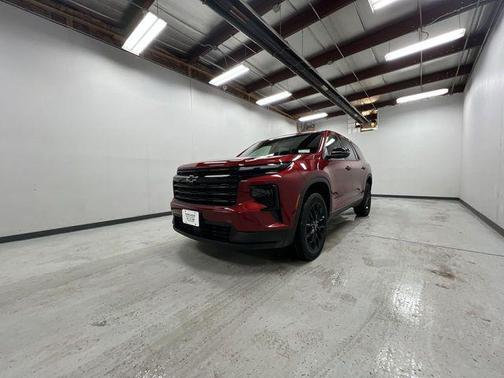 Radiant Red Tintcoat 2026 Chevrolet Traverse LT