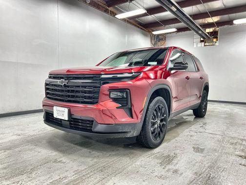 Radiant Red Tintcoat 2026 Chevrolet Traverse LT