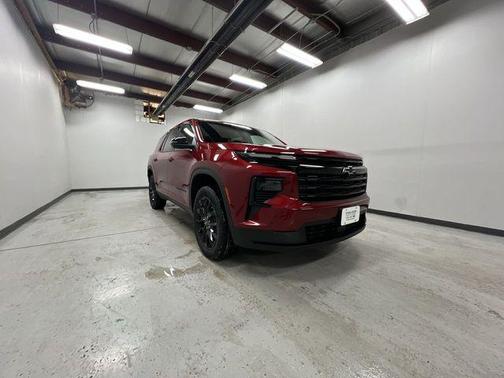Radiant Red Tintcoat 2026 Chevrolet Traverse LT