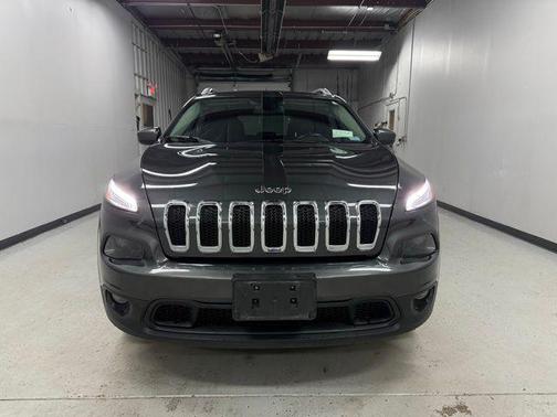 Granite Crystal Metallic Clearcoat 2017 Jeep Cherokee Latitude