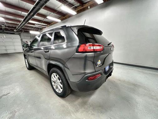 Granite Crystal Metallic Clearcoat 2017 Jeep Cherokee Latitude