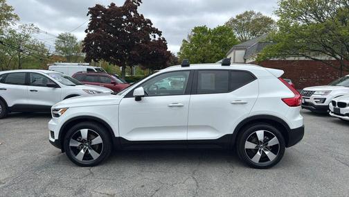 WHITE 2019 Volvo XC40 T5 Momentum