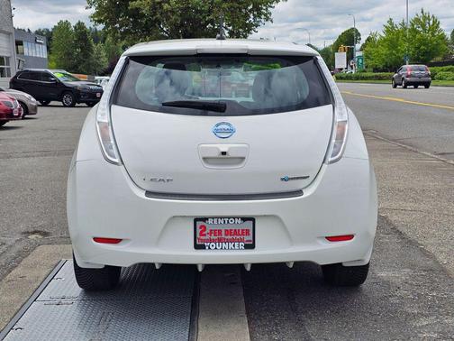 Glacier White 2017 Nissan Leaf SV
