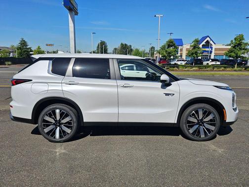 White Diamond 2026 Mitsubishi Outlander SE S-AWC