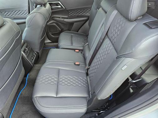 Alloy Silver Metallic W/ Black Roof 2025 Mitsubishi Outlander PHEV SEL