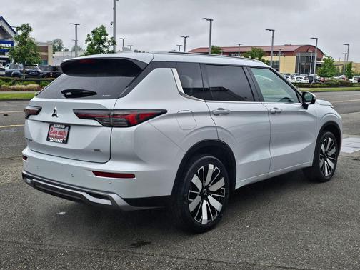 White 2025 Mitsubishi Outlander SEL 2.5 S-AWC