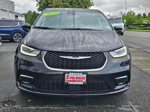 Brilliant Black Crystal Pearlcoat 2023 Chrysler Pacifica Hybrid Touring L
