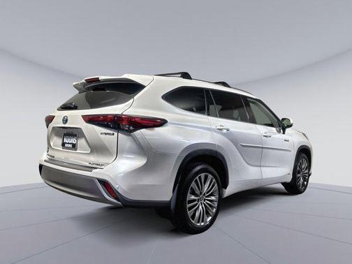 2021 Toyota Highlander Hybrid Platinum