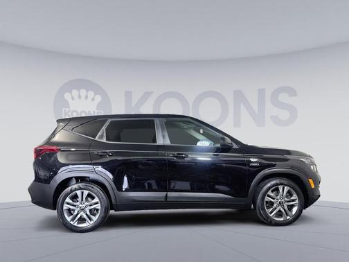 Cherry Black 2021 Kia Seltos LX