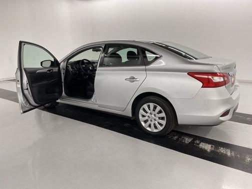 Photo 3 of 18 of 2018 Nissan Sentra S