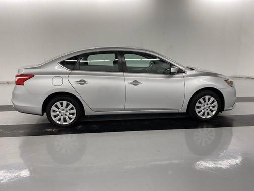 Photo 5 of 18 of 2018 Nissan Sentra S