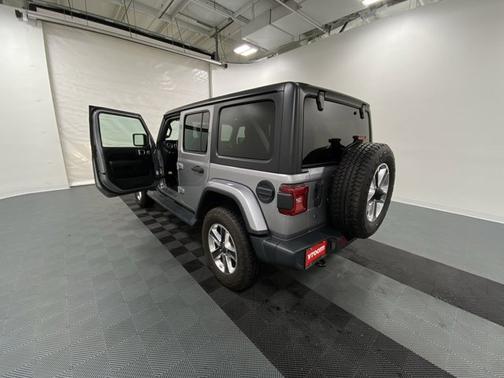 Photo 3 of 18 of 2018 Jeep Wrangler Unlimited Sahara