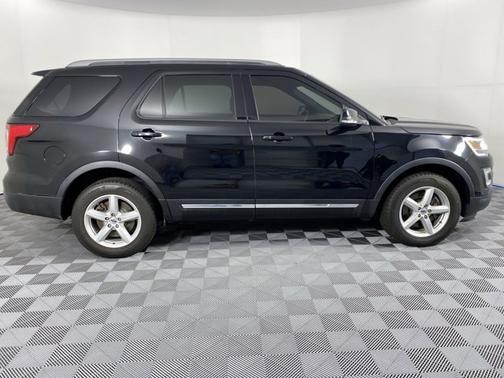 Photo 5 of 18 of 2017 Ford Explorer XLT
