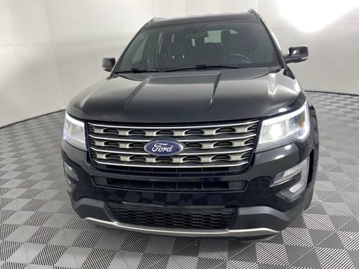 Photo 4 of 18 of 2017 Ford Explorer XLT