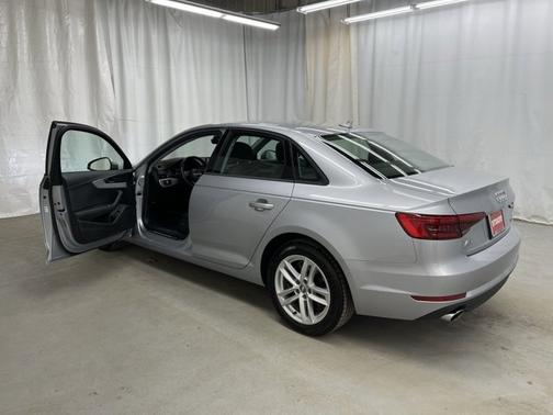 Photo 3 of 19 of 2017 Audi A4 Premium