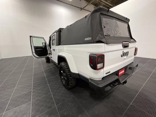 Photo 3 of 19 of 2021 Jeep Gladiator Willys Sport