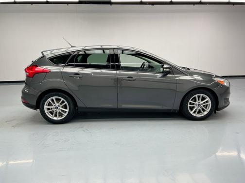 Photo 5 of 18 of 2017 Ford Focus SE