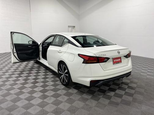Photo 3 of 19 of 2020 Nissan Altima 2.5 SR