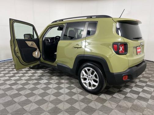 Photo 3 of 18 of 2015 Jeep Renegade Latitude