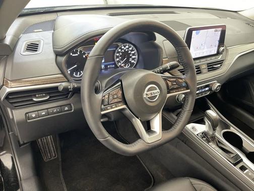 Photo 2 of 19 of 2020 Nissan Altima 2.0 Platinum