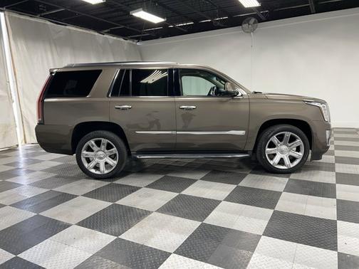 Photo 5 of 20 of 2015 Cadillac Escalade Luxury