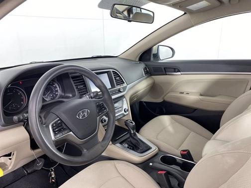 Photo 2 of 18 of 2017 Hyundai Elantra SE