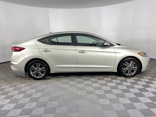 Photo 5 of 18 of 2017 Hyundai Elantra SE