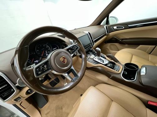Photo 2 of 19 of 2017 Porsche Cayenne