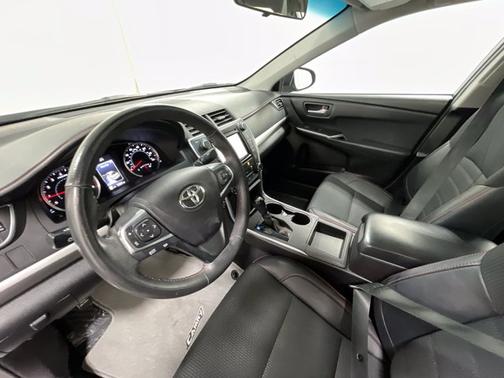 Photo 2 of 19 of 2017 Toyota Camry SE