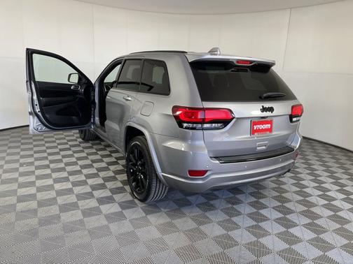 Photo 3 of 19 of 2018 Jeep Grand Cherokee Altitude