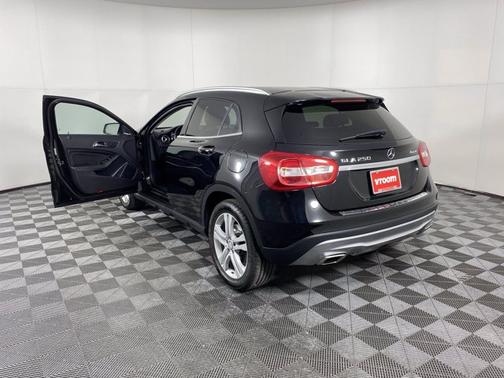 Photo 3 of 18 of 2015 Mercedes-Benz GLA-Class GLA 250