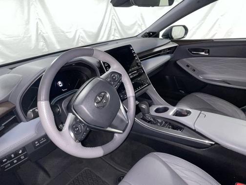 Photo 2 of 19 of 2019 Toyota Avalon Limited