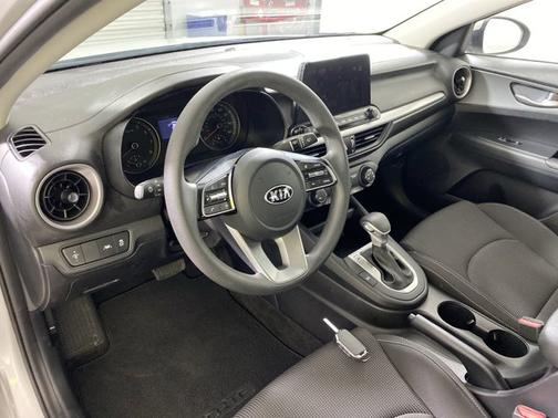Photo 2 of 18 of 2020 Kia Forte LXS