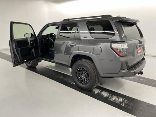 Photo 3 of 18 of 2020 Toyota 4Runner SR5 Premium