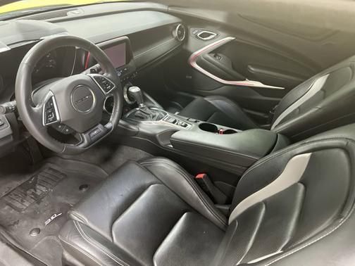 Photo 2 of 18 of 2017 Chevrolet Camaro 2LT
