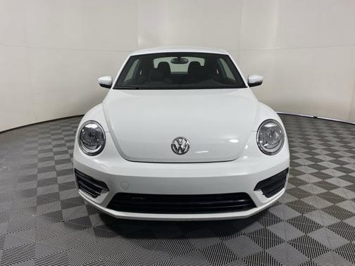 Photo 4 of 17 of 2019 Volkswagen Beetle S