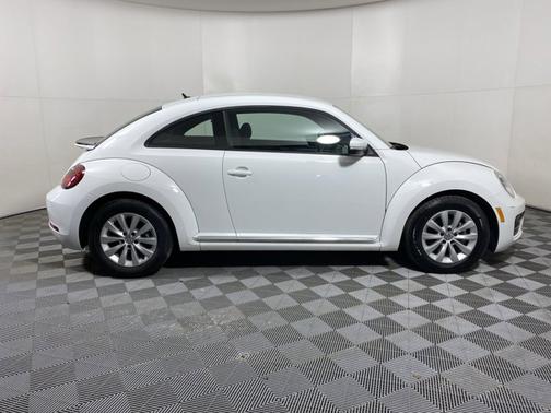 Photo 5 of 17 of 2019 Volkswagen Beetle S