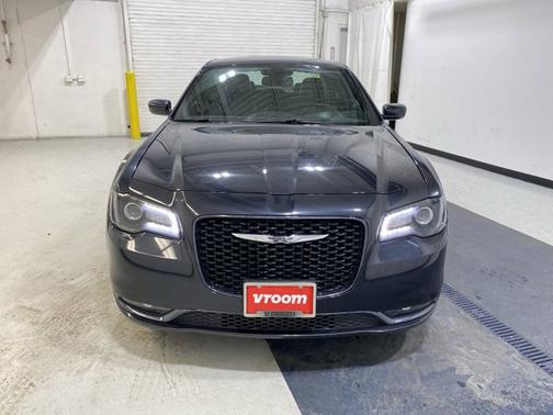 Photo 4 of 18 of 2019 Chrysler 300 S
