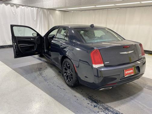 Photo 3 of 18 of 2019 Chrysler 300 S