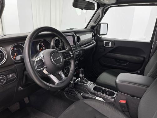 Photo 2 of 18 of 2018 Jeep Wrangler Unlimited Sahara