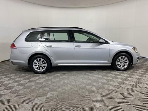 Photo 5 of 18 of 2016 Volkswagen Golf SportWagen S