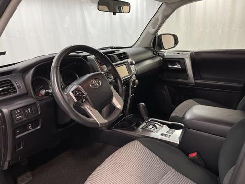 Photo 2 of 18 of 2019 Toyota 4Runner SR5