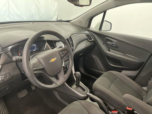 Photo 2 of 18 of 2017 Chevrolet Trax LS