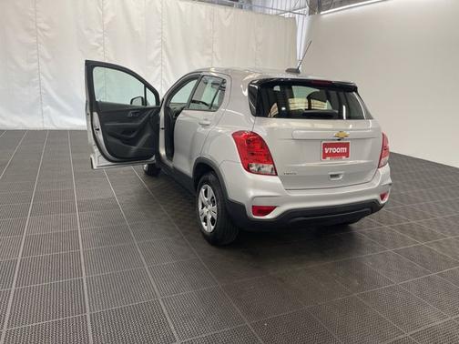 Photo 3 of 18 of 2017 Chevrolet Trax LS