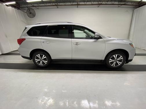 Photo 5 of 19 of 2020 Nissan Pathfinder SV