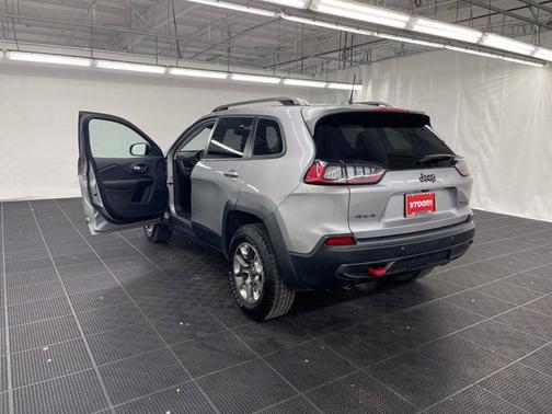 Photo 3 of 18 of 2019 Jeep Cherokee Trailhawk